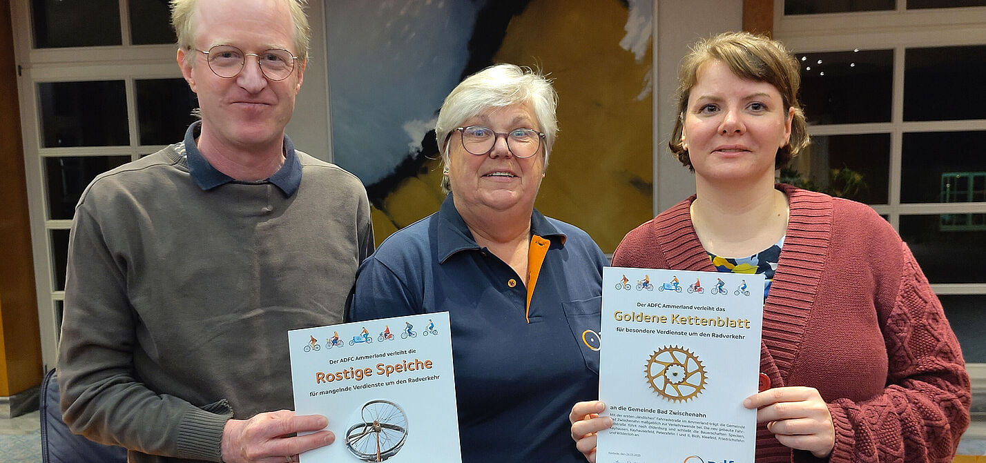 Urkunden für die Preisträger*innen des "Goldenen Kettenblatts" und der "Rostigen Speiche" Drei Mitglieder des Vereinsvorstand halten die Urkunden für das "Goldene Kettenblatt" und die "Rostige Speiche" hoch.