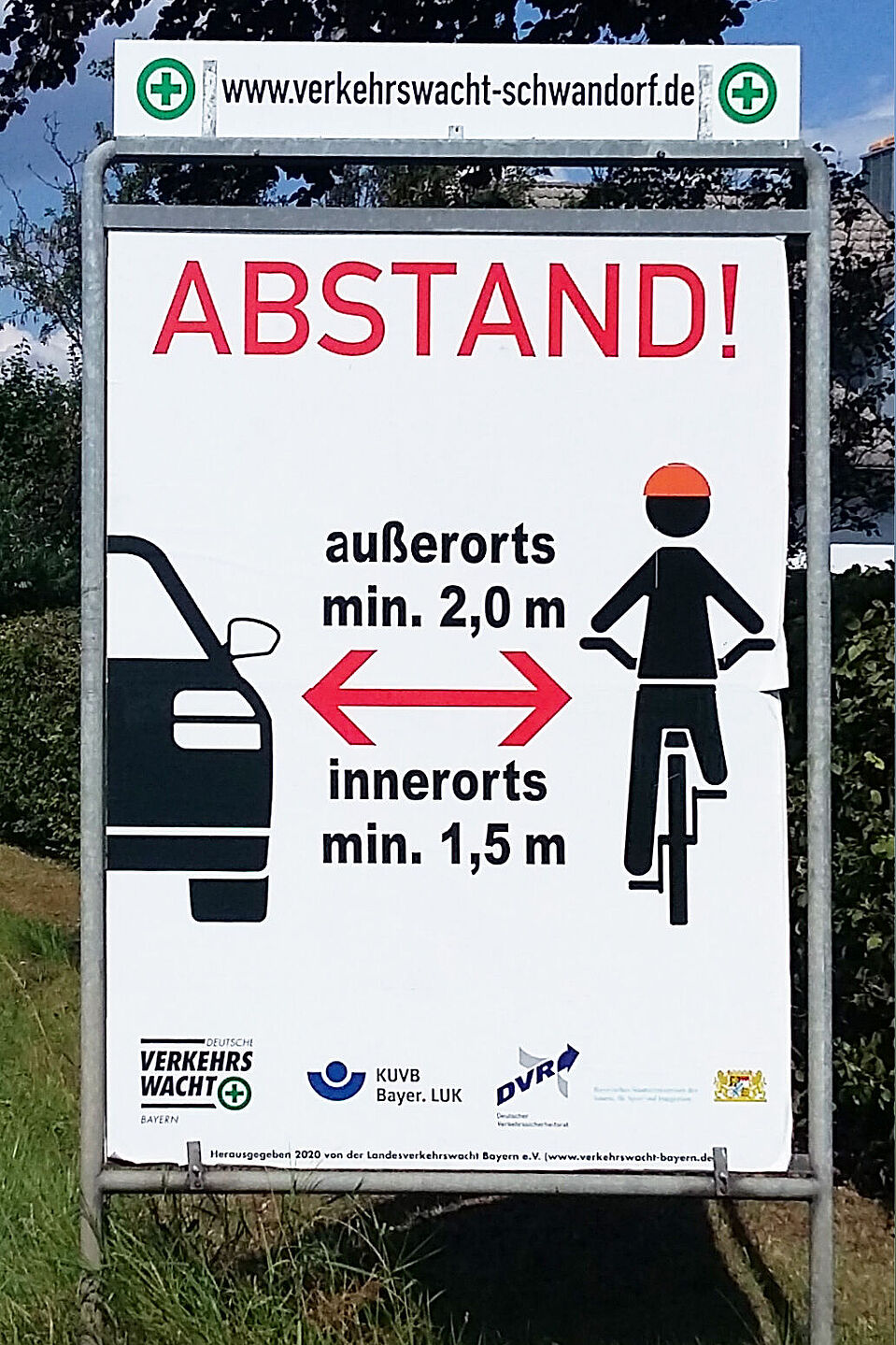 Hinweistafel "Abstand beim Überholen" Eine Hinweistafel am Ortseingang weist auf den Mindestabstand beim Überholen von 1,5 Metern hin.