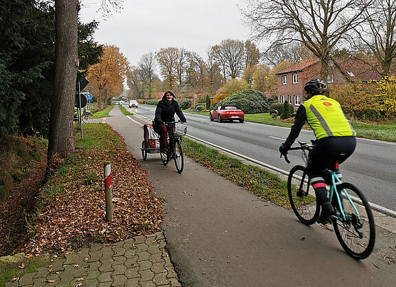 Auf dem Radweg zwischen Rastede und Wahnbek kann es im Begegnungsverkehr eng werden.