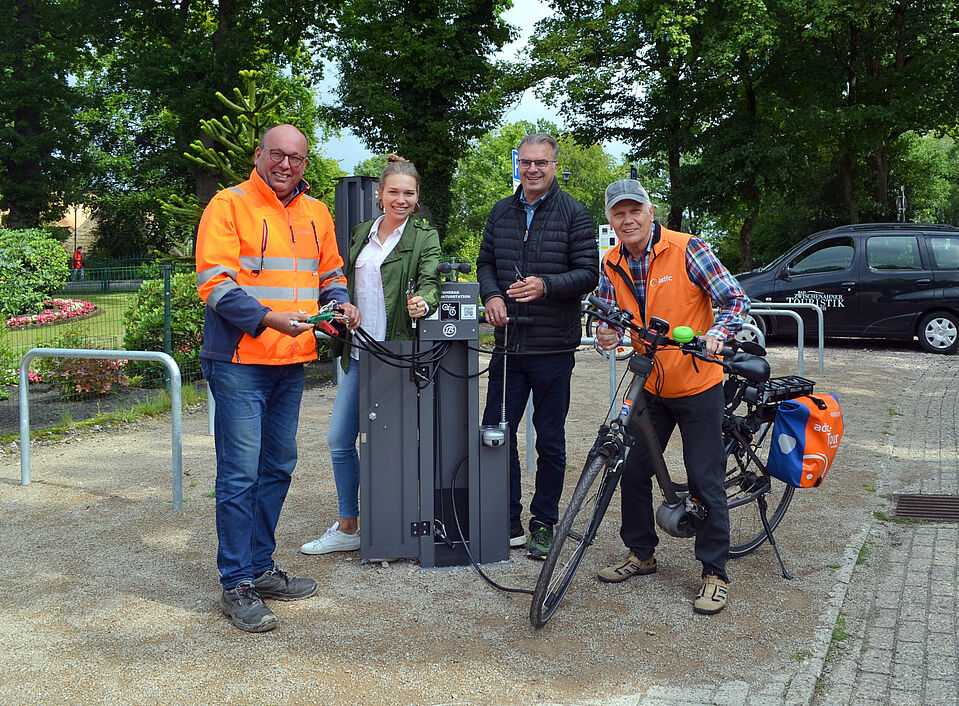 Rad-Servicestation Bad Zwischenahn Rad-Servicestation Bad Zwischenahn mit Vertreter*innen der Gemeinde und des ADFC