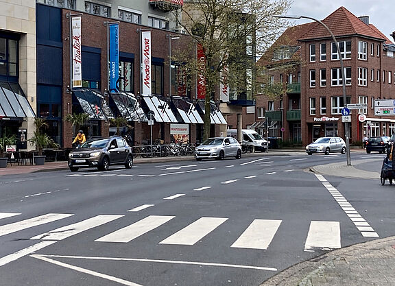 Konrad-Adenauer-Ring in Lingen: 2 Linksabbiegerspuren, aber kein Radweg