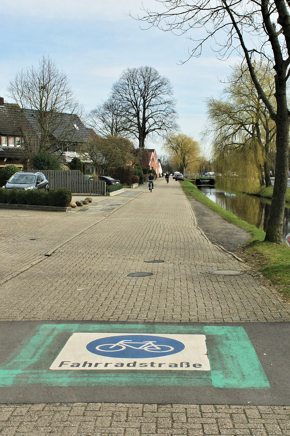OG-Papenburg-Fahrradstrasse-DSC07828-A-Wotte.jpg Papenburgs Fahrradstraße Mittelkanal links