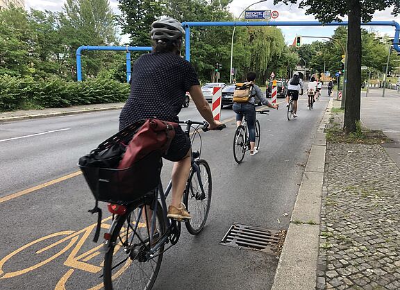 Schnellbauelement geschützter Radfahrstreifen (Pop-up-Radweg) mit Baken.