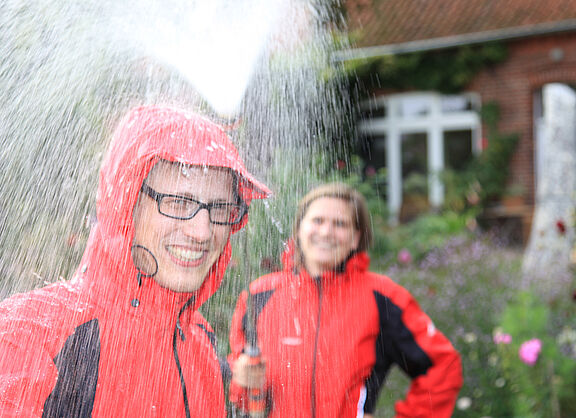 Regenbekleidung wird getestet Regenbekleidung wird getestet