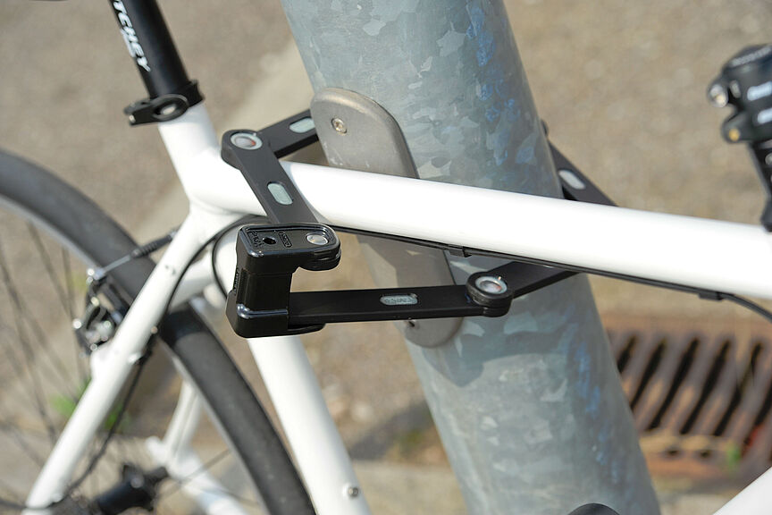 Faltschloss im Einsatz Angeschlossenes Fahrrad