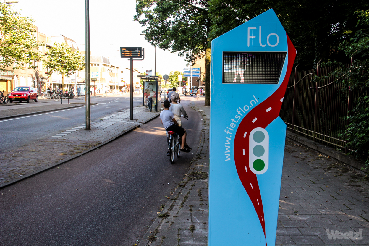 Die Infostele Flo zeigt mit Symbolen an, wie schnell Radfahrende fahren sollten, bis die nächte Ampel grün ist.